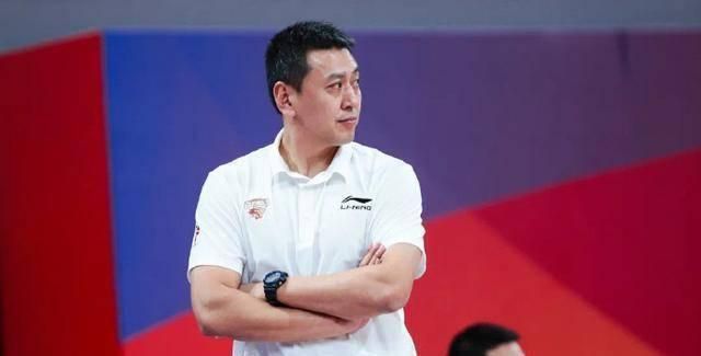 默塔夫是聘用滕哈赫的主要推动者，实际上，他可能还会留任一段时间，除为了交接工作，他迫切希望自己以某种身份留下。